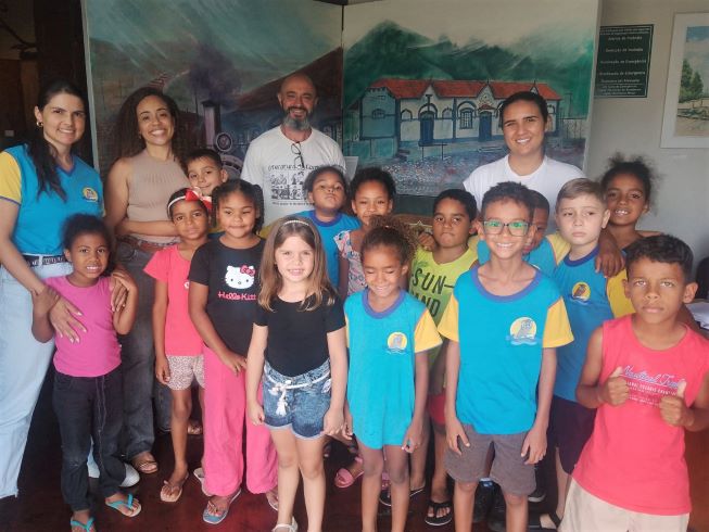 api-modulos/fotos/img/galeria_cat_culturais_490/490/13527/VISITA GUIADA POR GUSTAVO, ESCOLA MUNICIPAL PEDRO MOREIRA, ESQ-DIR-PROF. GERALDA, VIVIANE E SARA, 04.12.2025 (10).jpg